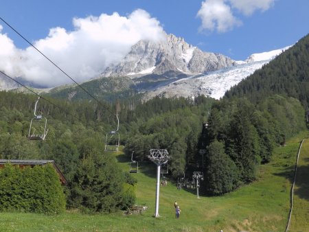 Le télésiège des Bossons et l’Aiguille du Midi, cachée par un nuage.