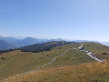 Le plateau du Semnoz. Au loin, Belledonne et la Chartreuse.