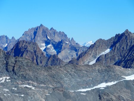 La Grande Ruine à sa droite au fond le Pic Blanc.