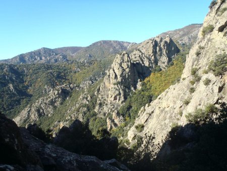 Coup d’œil vers l’arrière, le Cirque de Farrières remonté tout à l’heure