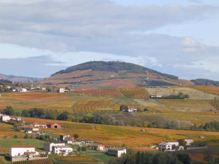 Zoom sur le Mont Brouilly.