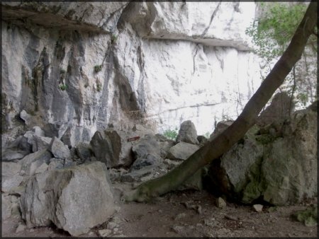 Direction la Grotte de Pabro, on remarque sur la roche un petit écriteau.