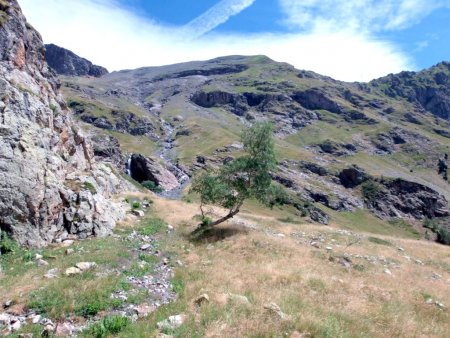 Regard sur la Brèche du Périer, du départ du sentier.