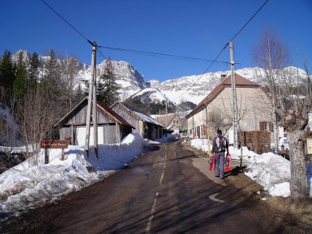 Sur la D.242, entrant dans le hameau des Petits Deux