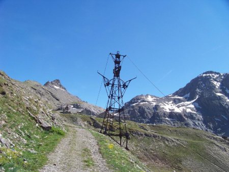 Vestiges du téléphérique militaire.