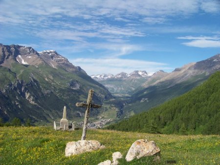 Le monument et la croix du Suiffet.