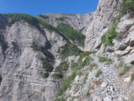 Mon sentier devient franchement de plus en plus aérien sur une vire.