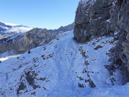 Passage sous les barres rocheuses de Coste Belle