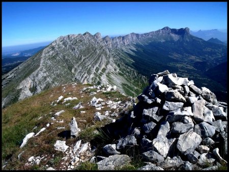 Regard sur la barrière occidentale du Vercors, du premier sommet du Rocher de Séguret.