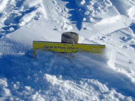 Pas loin du mètre de neige au Col de la Pisse !