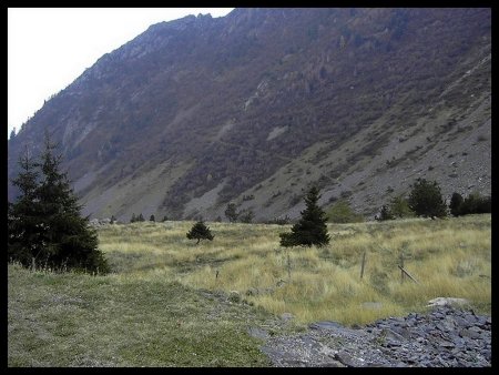 De la cabane, sa prairie et la trace du sentier montant vers le Col de la Pierre Luminet.