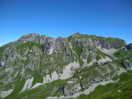 La Dent d’Oche et le chateau d’Oche au nord depuis la crête derrière les aiguilles de Darbon