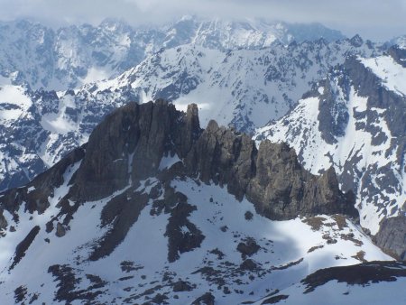 Dans le vallon de la Ponsonnière, vue sur les arêtes de la Bruyère.