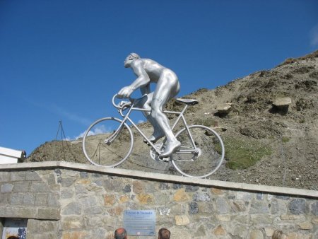 La statue monumentale (le Géant ou Octave le Géant) qui symbolise le passage d’Octave Lapize au col du Tourmalet, 1er coureur a y être passé en tête en 1910. On l’enlève chaque hiver et on la remonte en début d’été.