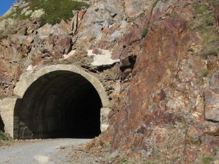 Entrée du tunnel ( il n’y a pas d’éclairage sinon lumière naturelle).