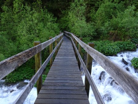 Franchir la passerelle sur la Grande Valloire