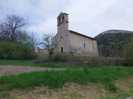 Belle chapelle au hameau.