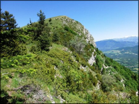 Descente de l’arête sud-ouest vers le Pas du Pertuis regard arrière de plus bas.