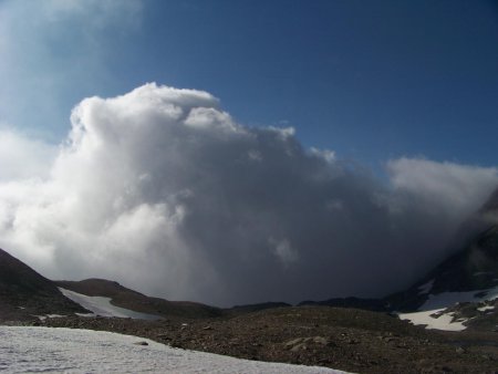 Un gros cumulus arrive sur le glacier des Roches.