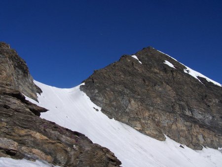 Dans la pente sommitale qui donne accès a l’arête.