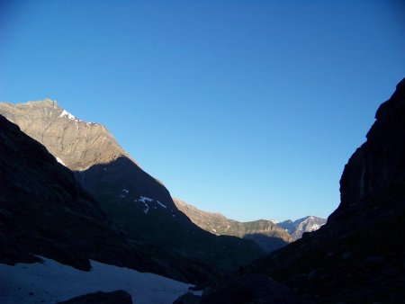 Le jour arrive dans la combe d’Arnès.