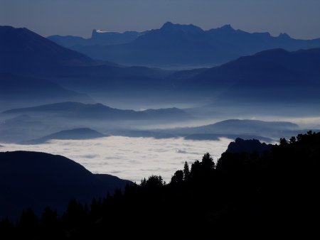 Zoom sur la cuvette Grenobloise dans la brume, le Dévoluy au fond, de l’Obiou au deux Garnesier et Plateau de Bure