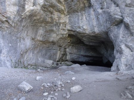 Porche supérieur de la grotte de Bange