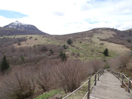 Regard arrière sur le Puy de Dôme et le Petit Suchet