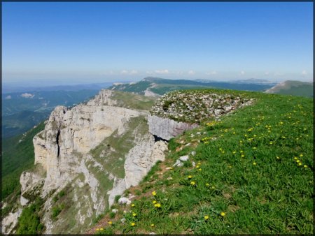 A l’ouest, But St-Genix et But de Nève de la crête des Econdus.