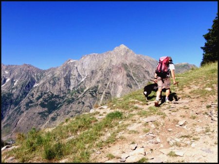 Montée face au Grand Armet pour le final vers la Cabane de la Montagne dans son alpage.