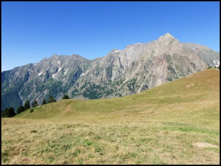 Chaîne de l’Armet vue de l’alpage.