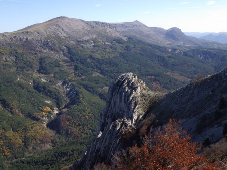 Des couches bien verticales ! Avec vue sur le Chiran et les Mourres.