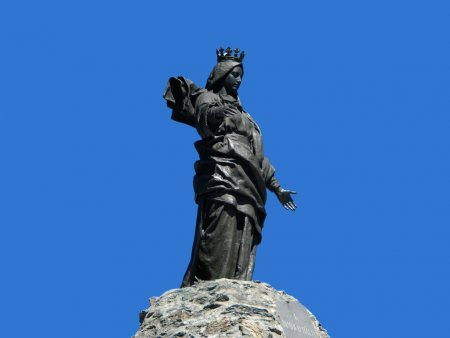 La Statue de la Vierge. Haute de 3m, elle pèse 650Kg.