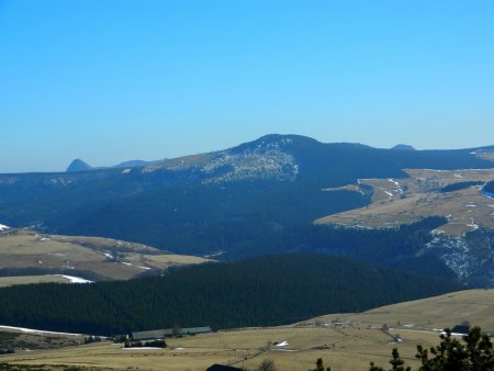 Mont Gerbier de Jonc, et au centre, le Suc de Taupernas.