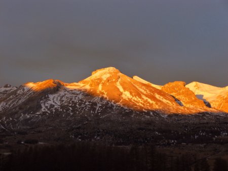 Lever de soleil sur le Rocher Rond, on aperçoit bien l’arête nord-est de Costebelle.