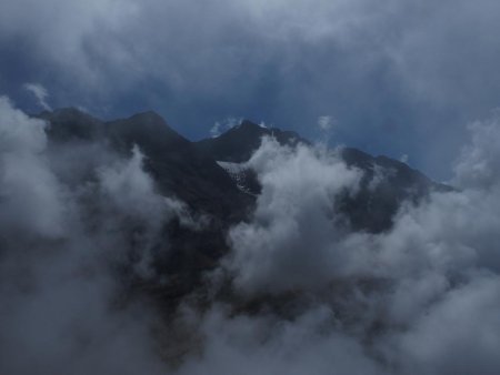 les glaciers qu’on devine la haut, quand les nuages se déchirent un instant...