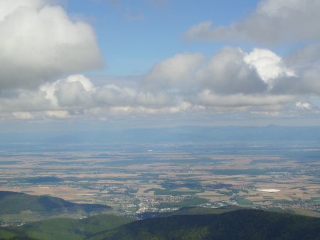 Panorama au sommet ; plaine d’Alsace et forêt Noire au fond