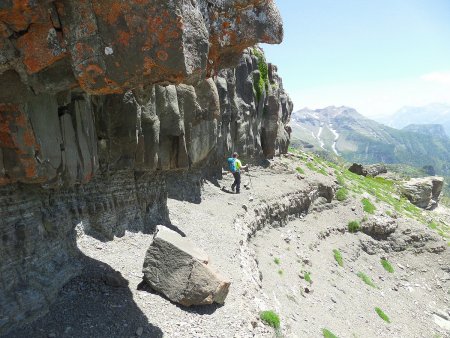 Traversée sous la magnifique barre de grès gris foncé