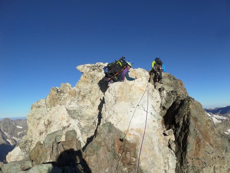 Il faut mettre les mains, c’est une arête très étroite par endroit