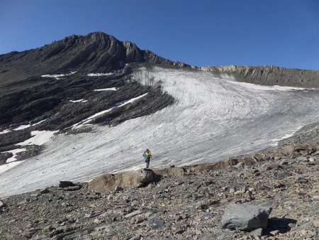 Arrivée au niveau du glacier. Le sommet en arrière-plan.