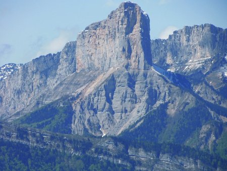 Zoom sur le Mont Aiguille et les Rochers du Parquet. Au premier plan, la crête de l’Aubeyron.