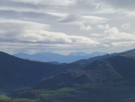 De là, une vue vers les montagnes béarnaises, côté Est.