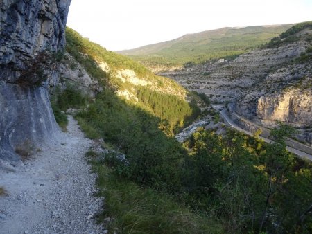 Au loin, le Pont Roman