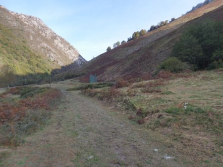 Puis on remonte vers le nord, rive droite, à travers le replat herbeux.