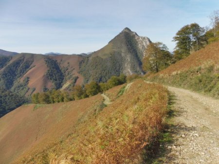 Puis ce sont les premiers lacets dans la face sud de la montagne.