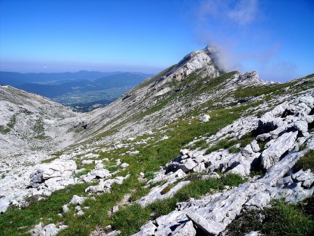 Haut du vallon vers la barre horizontale et l’éperon 2105m