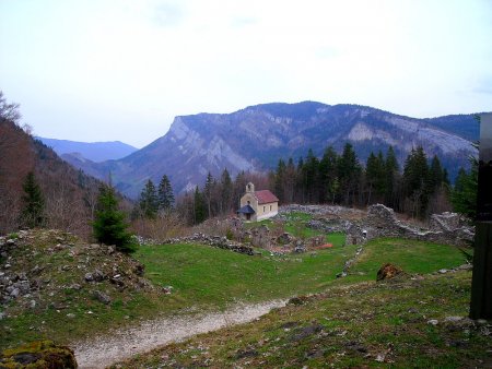 Chapelle de Valchevrière et les ruines