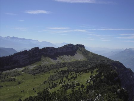 Rochers de Chalves et Prairie de Vararey alpage des Bannettes au sud.