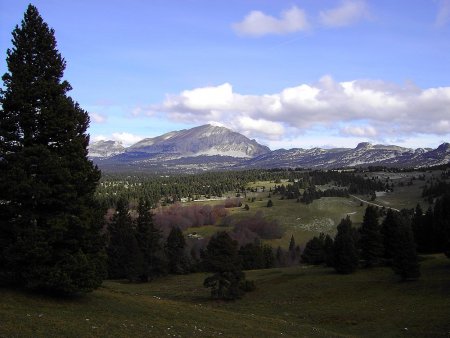 Au loin, le Grand Veymont et le secteur de la Grande Cabane