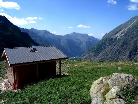 Cabane de berger dominant la vallée